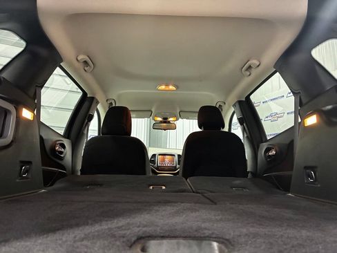Used 2015 Jeep Cherokee Latitude FWD image 32