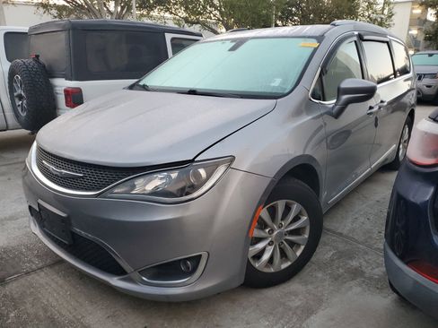 Used 2019 Chrysler Pacifica Touring-L image 1