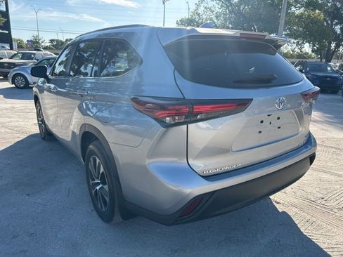 Used 2024 Toyota Highlander XLE AWD/4WD image 3