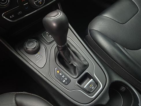 Used 2022 Jeep Cherokee Latitude Lux w/ Mopar Interior Package AWD/4WD image 14