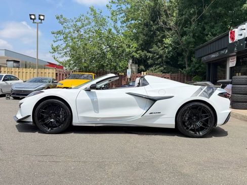 Used 2023 Chevrolet Corvette Z06 w/ Z07 Performance Package RWD image 10