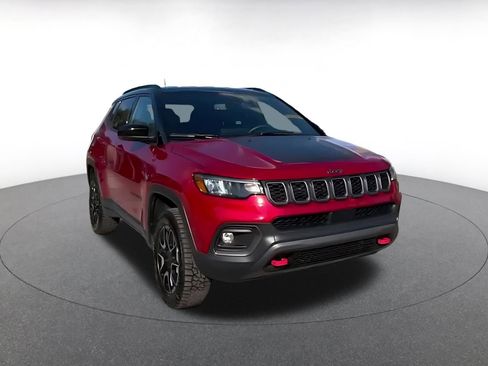 Used 2025 Jeep Compass Trailhawk image 12