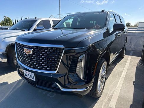 Used 2026 Cadillac Escalade ESV Luxury AWD/4WD image 2