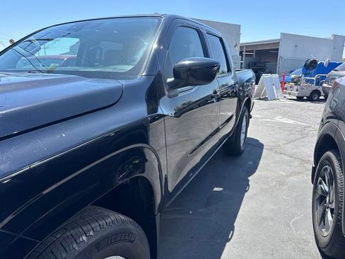 Used 2022 Nissan Frontier SV w/ SV Premium Package RWD image 2