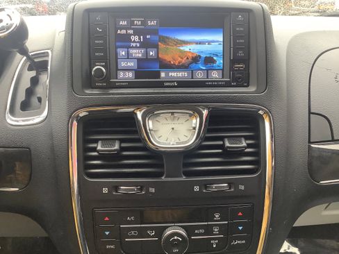 Used 2015 Chrysler Town & Country Touring image 20