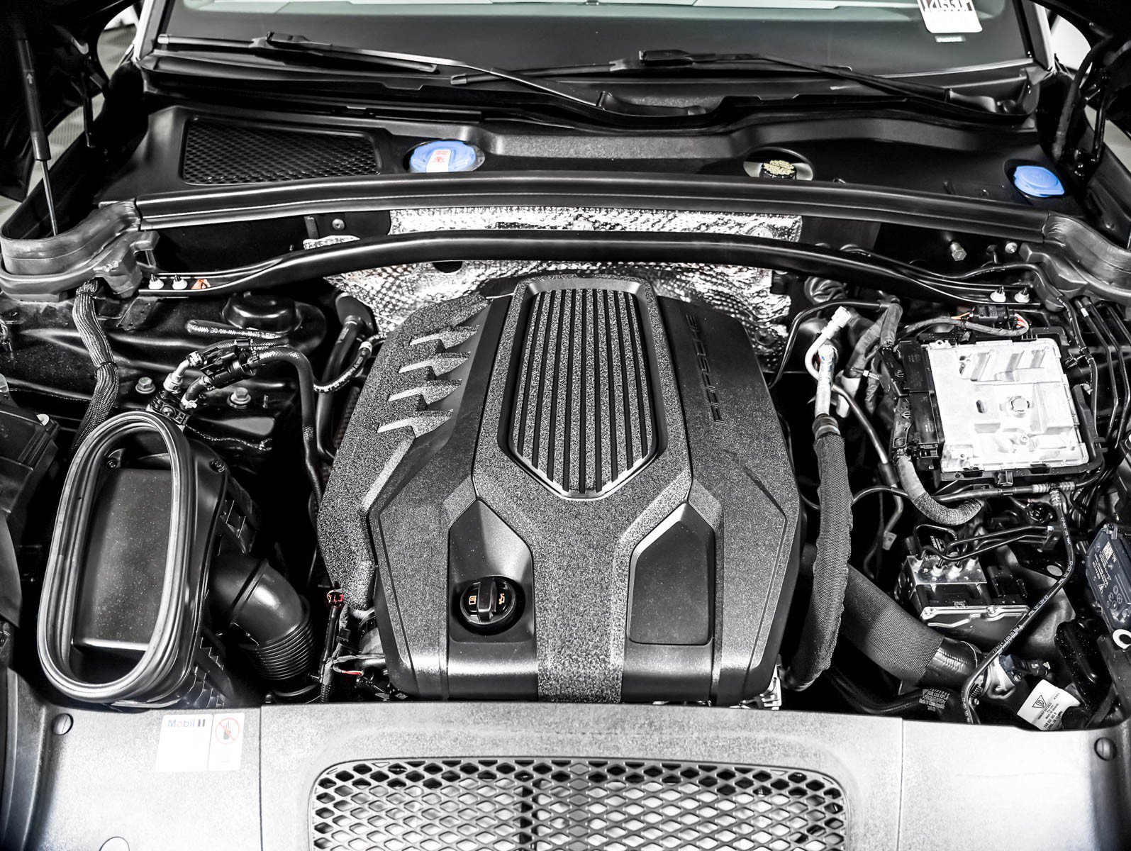 Certified 2024 Porsche Macan AWD/4WD image 12