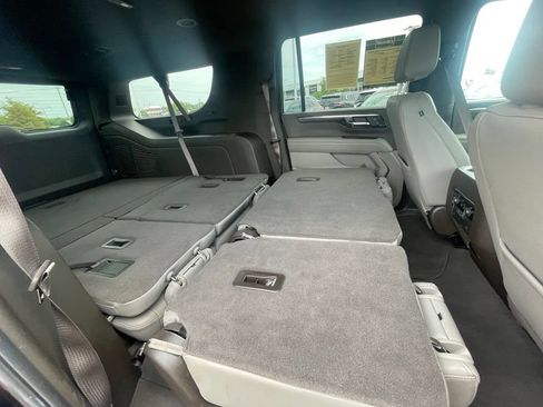 Used 2025 Chevrolet Suburban LT RWD image 26