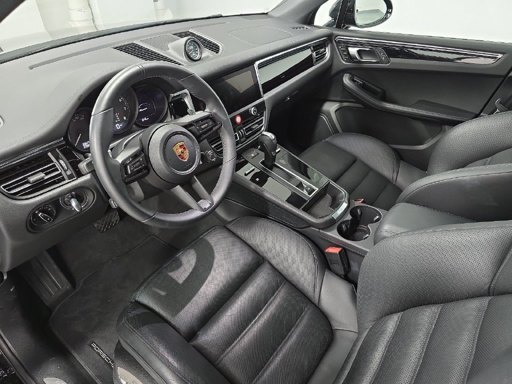 Certified 2026 Porsche Macan AWD/4WD image 4