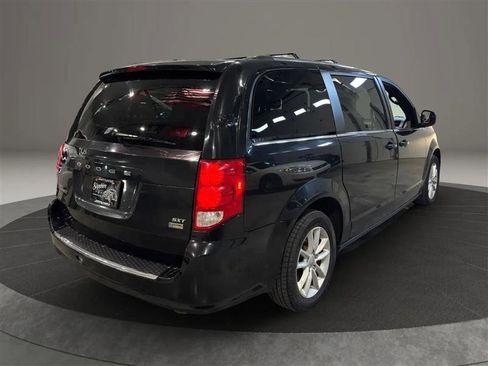 Used 2019 Dodge Grand Caravan SXT image 5