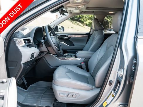 Used 2024 Toyota Highlander Platinum FWD image 25