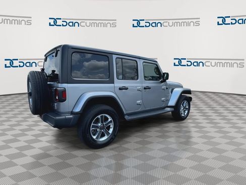 Used 2019 Jeep Wrangler Unlimited Sahara AWD/4WD image 9