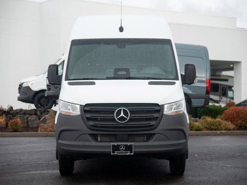 Used 2025 Mercedes-Benz Sprinter 4500 image 2