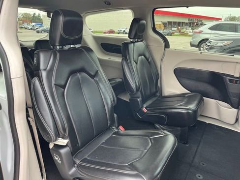 Used 2019 Chrysler Pacifica Touring-L FWD image 24