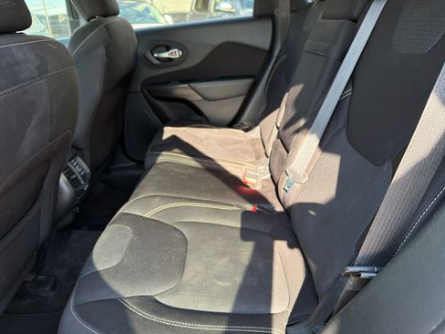 Used 2015 Jeep Cherokee Latitude FWD image 30