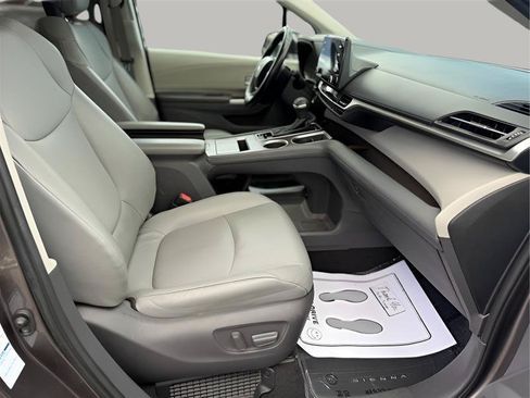 Used 2021 Toyota Sienna XLE AWD/4WD image 18