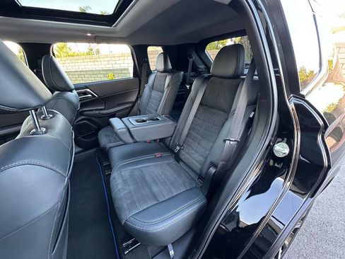 Used 2023 Mitsubishi Outlander SE image 16