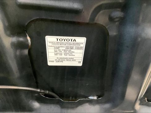 Used 2018 Toyota Corolla LE w/ Carpet Mat Package (TMS) image 33