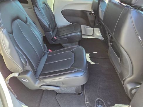 Used 2024 Chrysler Pacifica Touring-L FWD image 15