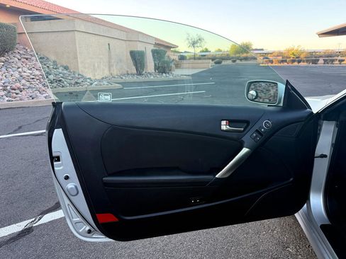 Used 2013 Hyundai Genesis 2.0T image 11