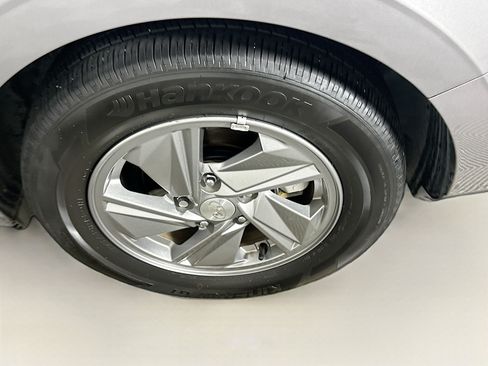 Used 2025 Hyundai Elantra SE FWD image 11