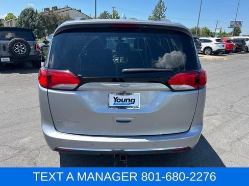 Used 2018 Chrysler Pacifica Touring-L FWD image 4