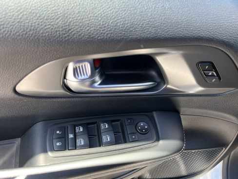 Used 2025 Chrysler Pacifica Select FWD image 18