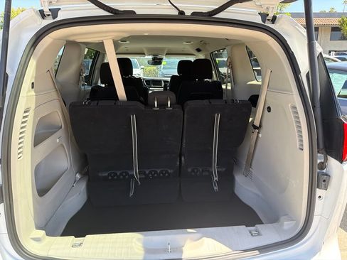 Used 2023 Chrysler Voyager LX FWD image 9