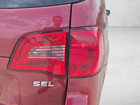 Used 2012 Volkswagen Routan SEL FWD image 9