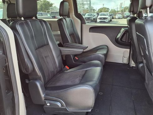 Used 2020 Dodge Grand Caravan SXT image 14