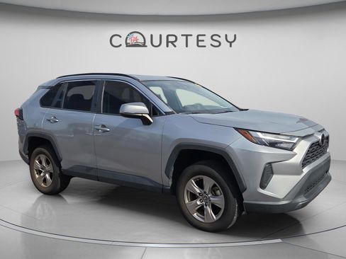 Certified 2022 Toyota RAV4 XLE FWD image 3