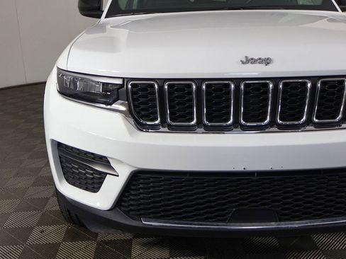 Used 2023 Jeep Grand Cherokee Laredo AWD/4WD image 11