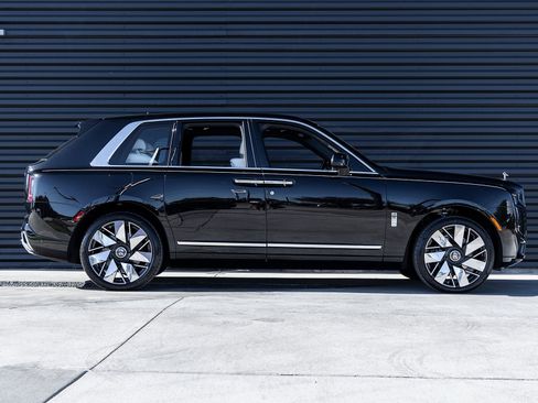 Used 2025 Rolls-Royce Cullinan image 12