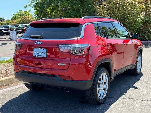 Used 2023 Jeep Compass Latitude w/ Sun and Sound Group AWD/4WD image 7