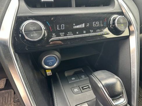 Used 2022 Toyota Venza LE AWD/4WD image 27