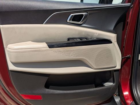 Used 2023 Kia Carnival LX FWD image 11