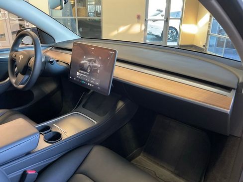 Used 2023 Tesla Model Y Long Range image 17