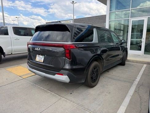 Used 2025 Kia Carnival FWD image 4