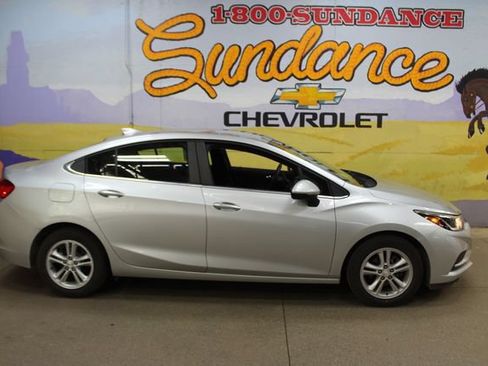 Used 2018 Chevrolet Cruze LT w/ LT Convenience Package FWD image 1