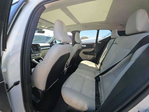 Used 2026 Volvo XC40 B5 Plus AWD/4WD image 9