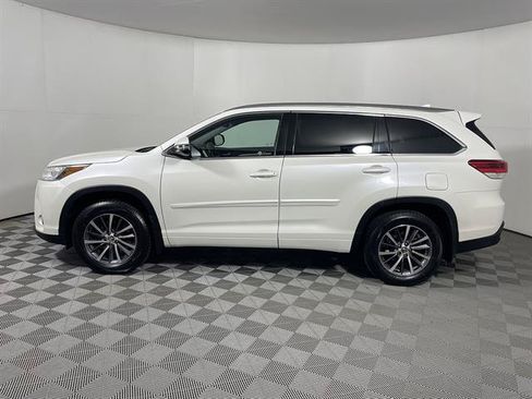 Certified 2017 Toyota Highlander XLE AWD/4WD image 4
