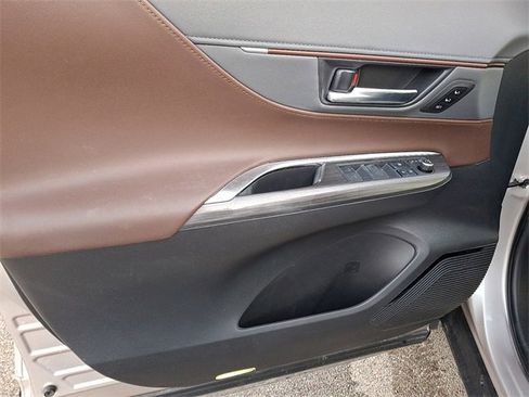 Used 2021 Toyota Venza Limited image 12