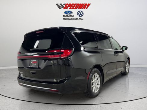 Used 2024 Chrysler Pacifica Touring-L FWD image 6