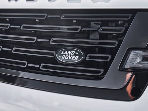 Used 2025 Land Rover Range Rover SE AWD/4WD image 8