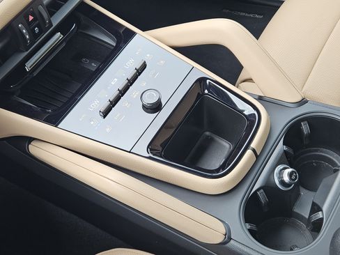 Certified 2026 Porsche Cayenne AWD/4WD image 20