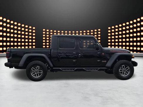 Used 2025 Jeep Gladiator Mojave AWD/4WD image 9