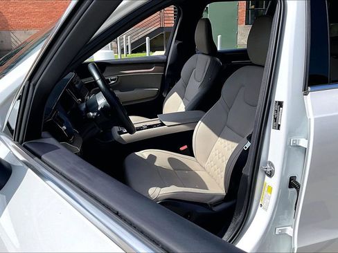 Used 2025 Volvo XC90 B5 Plus AWD/4WD image 33