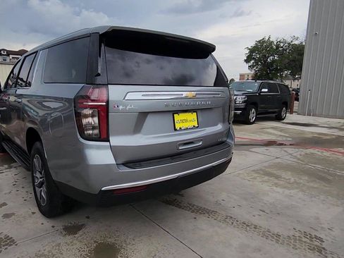 Used 2024 Chevrolet Suburban LT w/ LT Signature Package RWD image 7