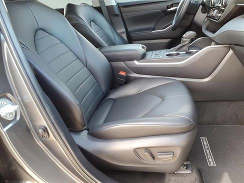 Used 2024 Toyota Highlander XLE image 17