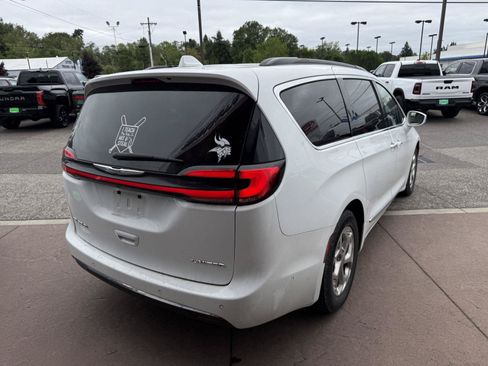 Used 2022 Chrysler Pacifica Limited FWD image 6