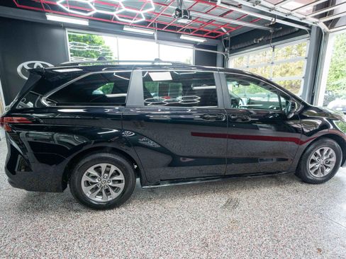 Used 2022 Toyota Sienna LE FWD image 4